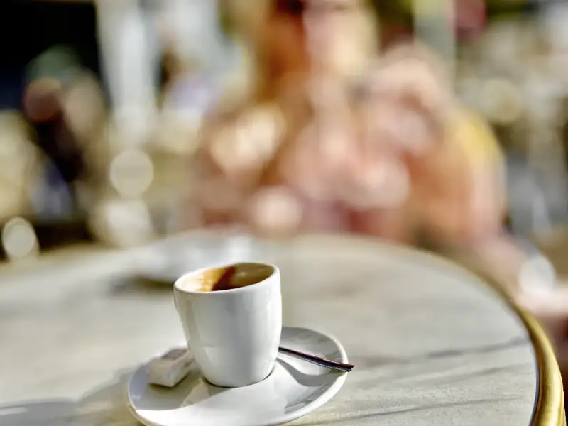 Genießen Sie auf Ihrer Studienreise nach Frankreich einen Espresso in einem der Straßencafés und lassen Sie dabei "tout le monde" an sich vorbeiflanieren.