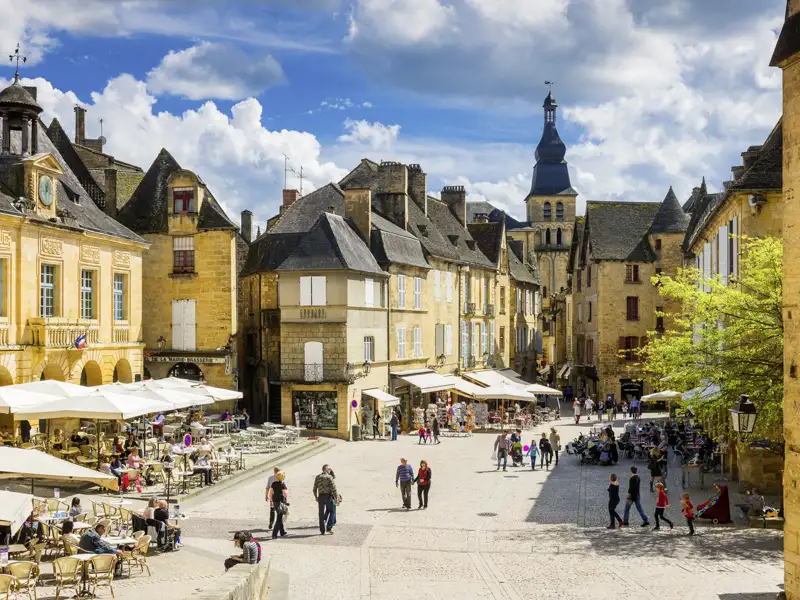 Wie aus einem Guss und ganz in Ockertönen präsentiert sich die Altstadt von Sarlat im Périgord, einer unserer Übernachtungsorte. Besonders stimmungsvoll geht es hier zu, wenn der Markt stattfindet – den wir auf unserer Rundreise natürlich auch besuchen.