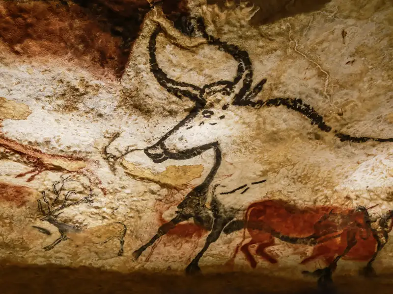Höhlenmalereien in Lascaux, die einen großen gehörnten Ochsen, Pferde und Hirsche zeigen.