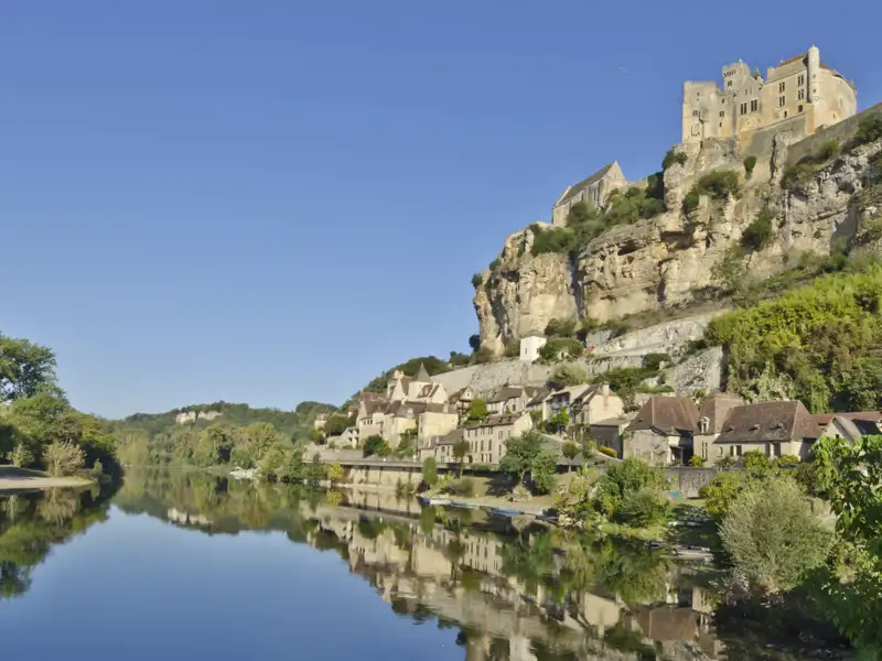 Bilderbuchlandschaft an der Dordogne: die Burg von Beynac