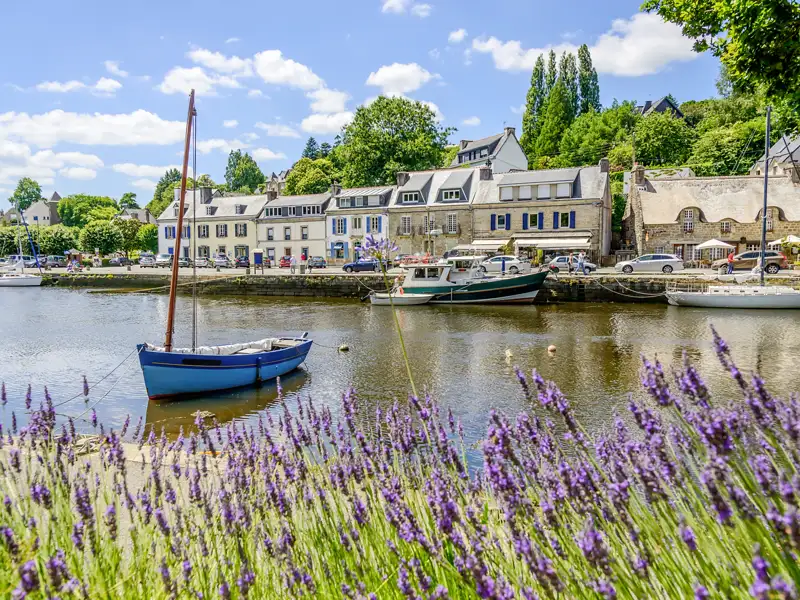Auf unserer Rundreise durch die Bretagne besuchen wir das idyllische Pont-Aven. Mit seinem Hafen und dem Bach, der zwischen den Häusern hindurchplätschert, hat es vor uns auch schon Paul Gauguin gefallen.