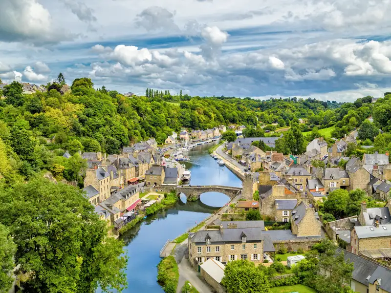 Allein das Flusspanorama entlang der Rance ist auf unserem Trip durch die Bretagne eine Reise nach Dinan wert.