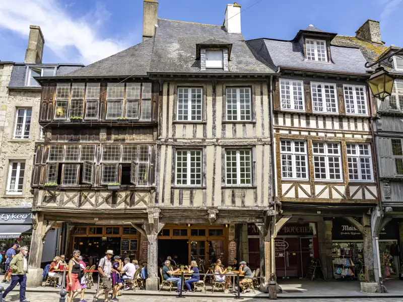 Typisch bretonisch und zum Verlieben romantisch: die Altstadt von Dinan – nur eine von vielen Etappen unserer Rundreise durch die Bretagne