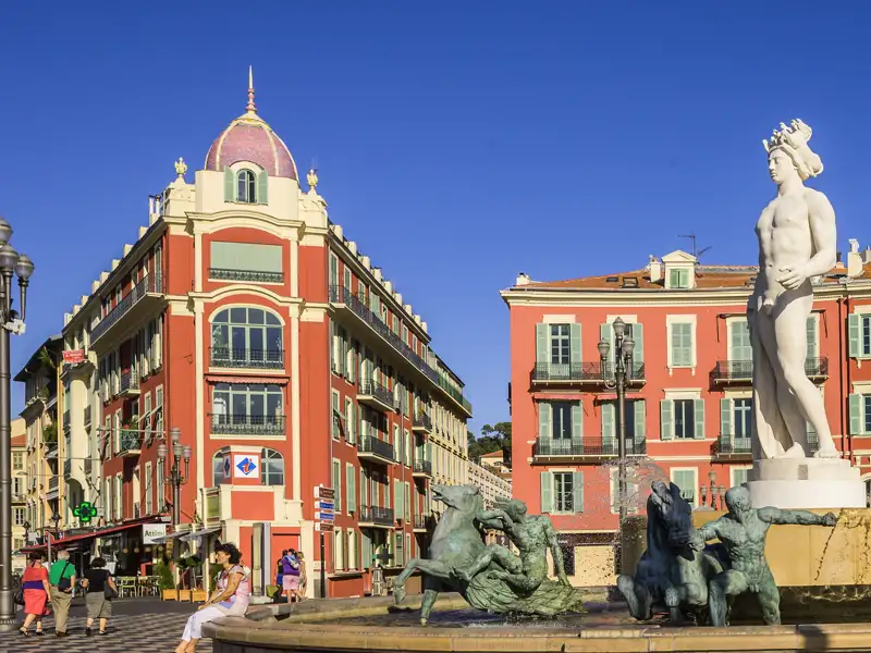 Folgen Sie auf unserer Studienreise an die Côte d'Azur Ihrer Studiosus-Reiseleitung zur Place Masséna, wo Nizzas Herz schlägt.