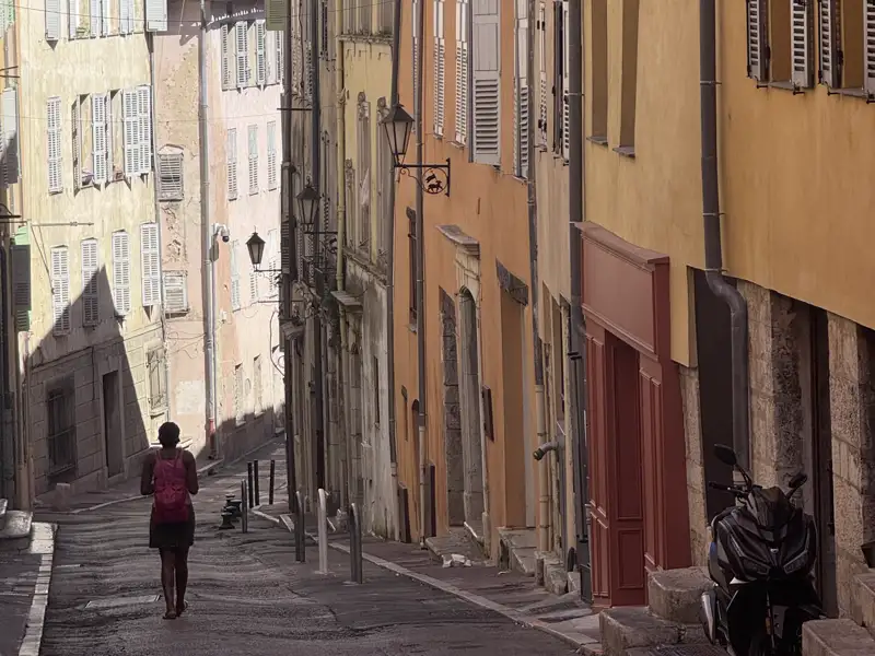 Schmale, steile Gassen, bunte Fassaden und Altstädte, die am Berg zu kleben scheinen. Typisch für Südfrankreich und doch immer wieder aufs Neue faszinierend!