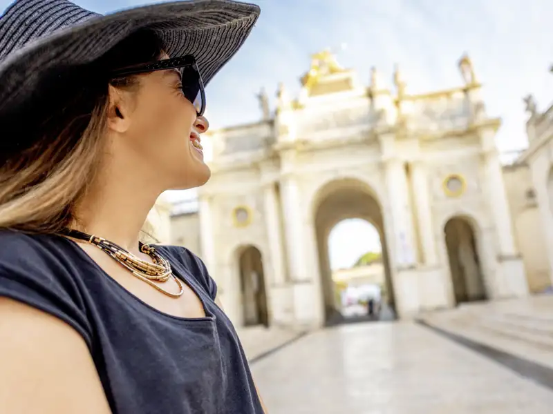 Mit seinem barocken Gebäudeensemble, den goldglänzenden Toren und dem Triumphbogen zählt der Place Stanislas in Nancy zu den schönsten Plätzen Europas. Auf unserer Studienreise machen wir auch hier Station.