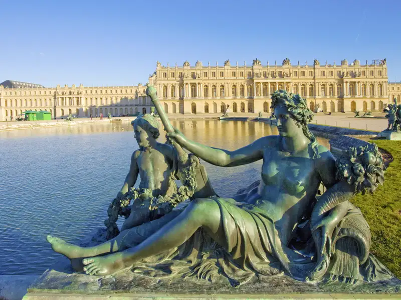 Einen Höhepunkt einer jeden Frankreich-Rundreise, welche auch in der Region Paris unterwegs ist, stellt das Schloss von Versailles dar; dieses ist untrennbar mit dem Namen Ludwig XIV. verbunden.