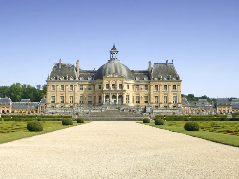 Auf unserer Rundreise durch Frankreich besuchen wir auch das Schloss Vaux-le-Vicomte. Es diente als Inspiration für Versailles und ist vor allem für seine von André Le Notre gestalteten Gärten berühmt.