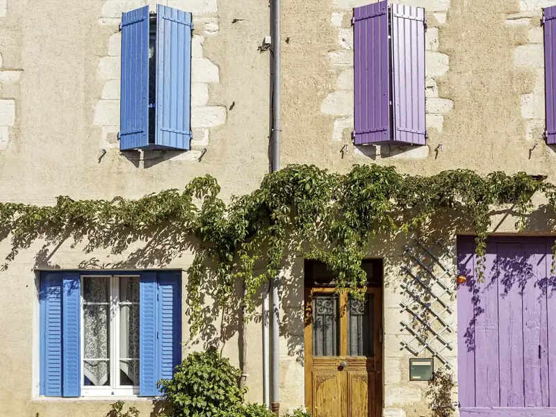 Auf unserer zehntägigen Rundreise mit Studiosus-Reiseleitung treffen wir immer wieder auf die Farben der Provence: das Blau des Himmels und das Violett des Lavendels.