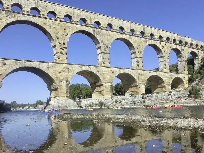 Auf unserer zehntägigen Studienreise zu den Höhepunkten der Provence darf auch der Pont du Gard nicht fehlen.