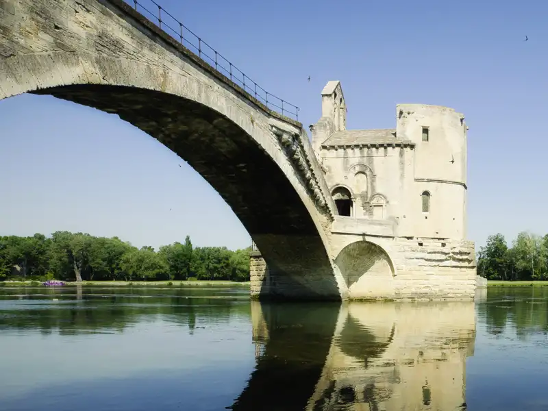 Auf unserer zehntägigen Studienreise durch die Provence besuchen wir Avignon und sehen die berühmte Ruine der Bogenbrücke.