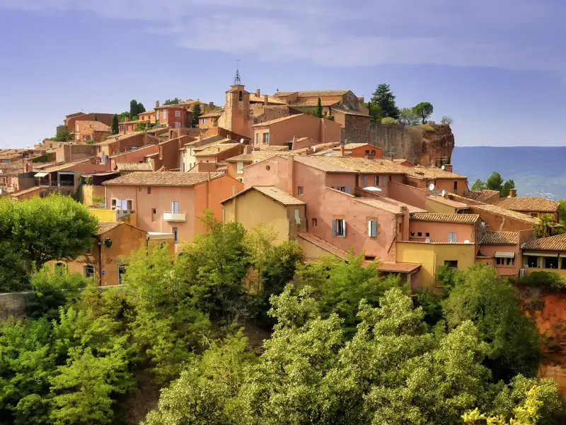 Im Naturpark Lubéron, den wir auf unserer Studienreise durch die Provence besuchen, ist der Ort Roussillon, ein Zentrum des Ockerabbaus, einer der großen Höhepunkte.