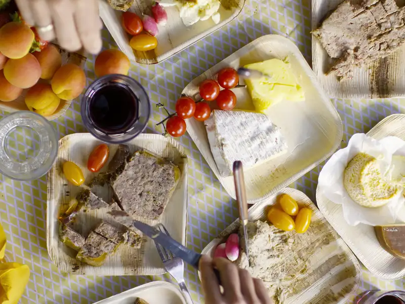 Auf jeder Studiosus-Reise bekommen Sie Gelegenheit, die Spezialitäten der Region zu genießen. Auf Märkten, bei Produzenten oder beim Picknick an einen besonders schönen Ort, den Ihr Reiseleiter kennt.