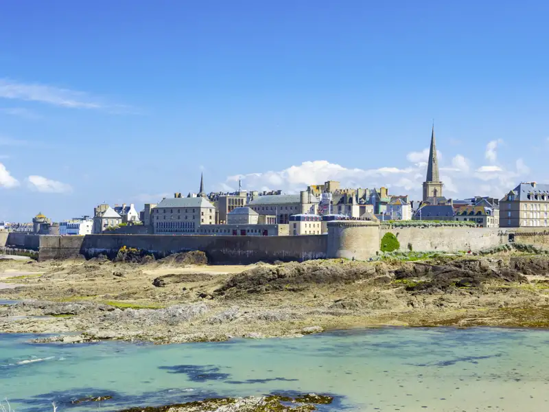 Einer der Höhepunkte unserer Rundreise durch die Bretagne ist die Hafenstadt St-Malo mit ihren beeindruckenden Festungsmauern.