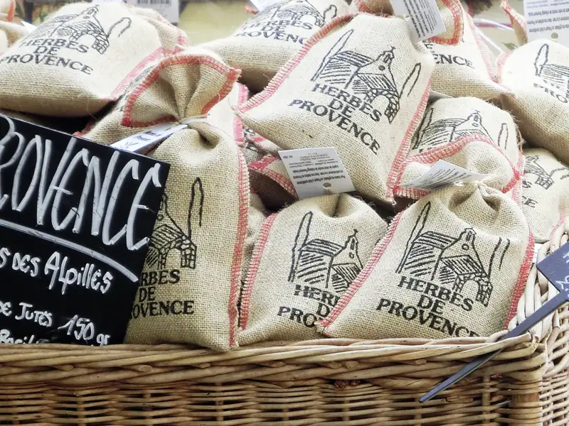 Säckchen mit Kräutern der Provence, die zum Verkauf angeboten werden