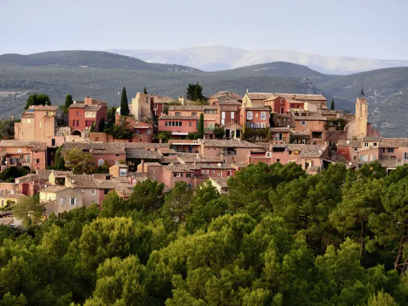 In allen Ockertönen leuchtet uns das Dörfchen Roussillon im Naturpark Luberon entgegen. Rund um den Ort wird seit Jahrhunderten Ocker abgebaut. Mehr dazu erzählt Ihnen Ihr Studiosus-Reiseleiter.