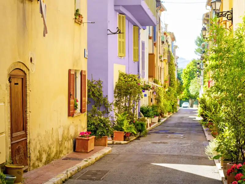 Stille Gassen, bunte Häuser – auf Ihrer Rundreise durch die Provence zeigt Ihnen Ihre Studiosus-Reiseleiterin immer wieder solch romantische Orte.