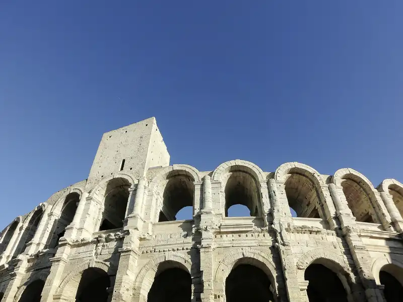 Auf unserer Reise durch die Provence besichtigen wir während unseres Besuchs in Arles das römische Theater. Es zählt zu den am besten erhaltenen seiner Art und wird auch heute noch für Veranstaltungen genutzt.