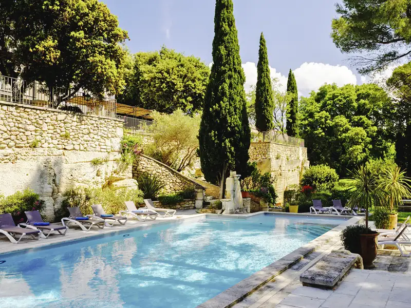 Am Ortsrand von Fontvieille, am Fuße der Alpilles, erwartet Sie das hübsche Landhotel Belesso mit einem großzügigen Garten, Pool und guter regionaler Küche. Die Zimmer sind geschmackvoll und in provenzalischem Stil eingerichtet.