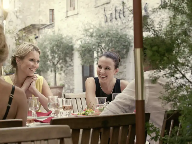 Zu einem Frankreich-Urlaub gehört auch gutes Essen und guter Wein. Bei schönem Wetter genießt man beides am besten mit netten Mitreisendenden auf einer schattigen Terrasse in idyllischer Umgebung.