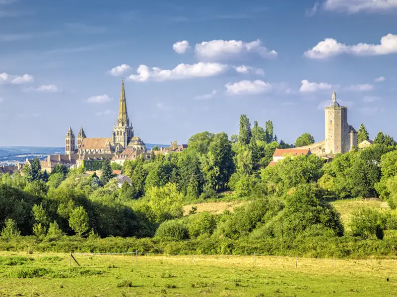 Auf unserer Studienreise ins Burgund kommen wir auch nach Autun. Die Kathedrale St. Lazare ist für ihr detailreiches Portal berühmt, das Ihnen Ihre Studiosus-Reiseleiterin anschaulich vermittelt.