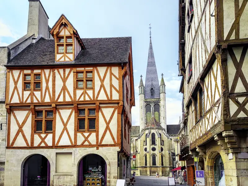 Kommen Sie mit auf unsere Studienreise ins Burgund und entdecken Sie dabei unter anderem die romantische Altstadt von Dijon, die mit ihren Fachwerkhäusern und Sakralbauten, etwa der Kirche Notre Dame, von ihrer Geschichte erzählt.