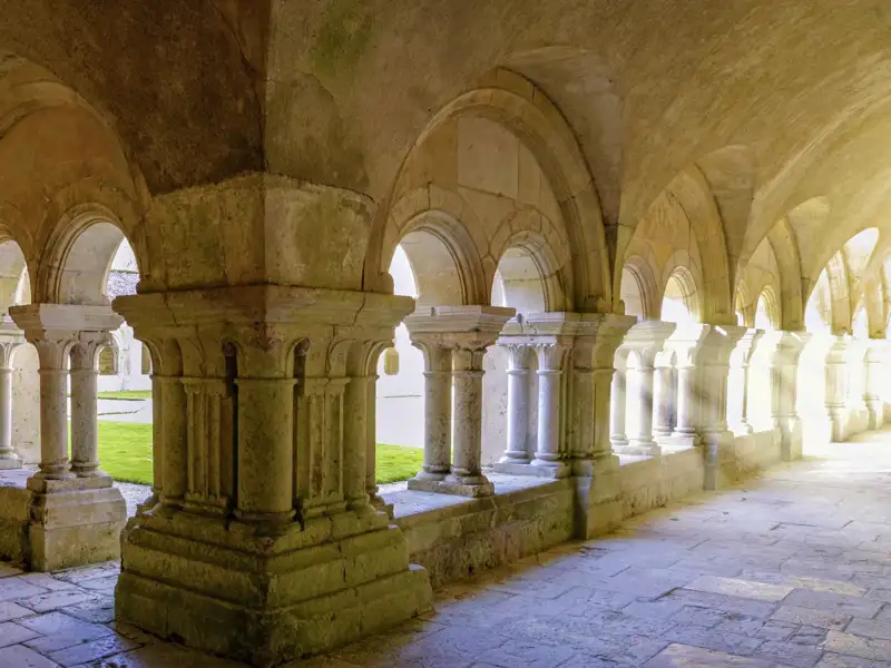 Begleiten Sie Ihre Studiosus-Reiseleitung in den Kreuzgang der Abtei von Fontenay im nördlichen Burgund. Lauschen Sie über das Studiosus-Audioset Ihren Erklärungen zur Geschichte und genießen Sie danach Momente der Stille und Entspannung.