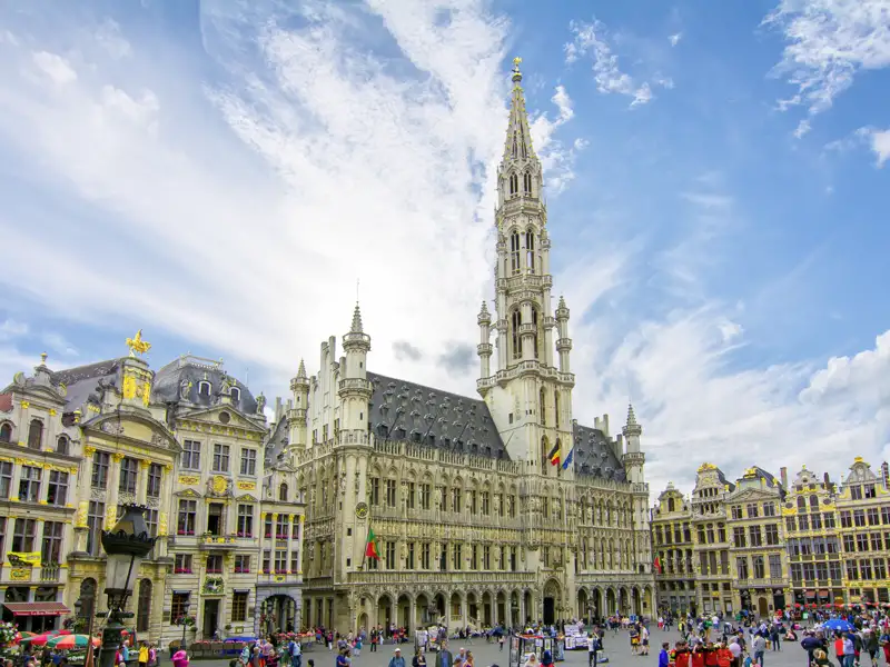 Folgen Sie Ihrer Studiosus-Reiseleiterin in Brüssel durch die Altstadt und zum Grand Place, der mit seinem Ensemble historischer Bürgerhäuser zu einem der schönsten Plätze der Welt zählt.