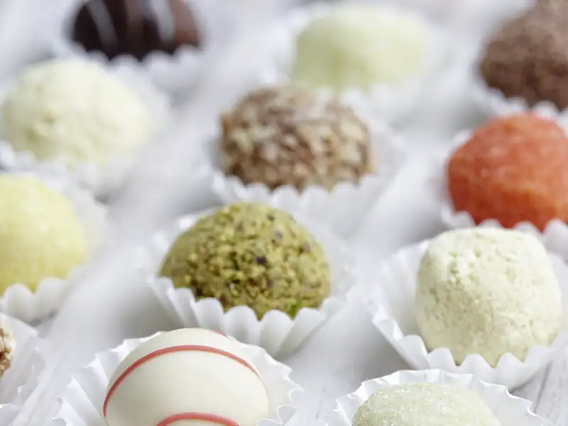 Eine Auswahl verschiedener Pralinen in unterschiedlichen Farben und Texturen