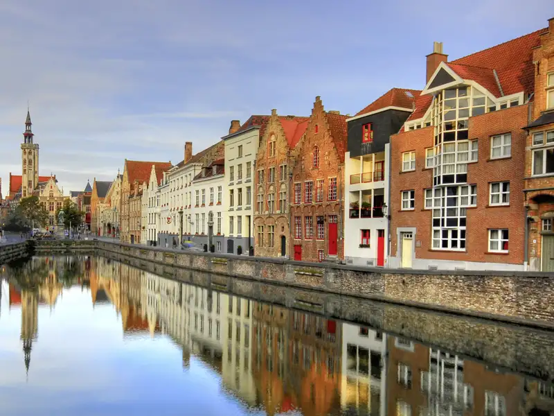 Brügge in Belgien ist berühmt für sein malerisches Stadtbild, das an die Zeit erinnert, als die Stadt ein weltweit führendes Handels- und Kunstzentrum war. Auf einer Studienreise durch Flandern darf Brügge natürlich nicht fehlen.