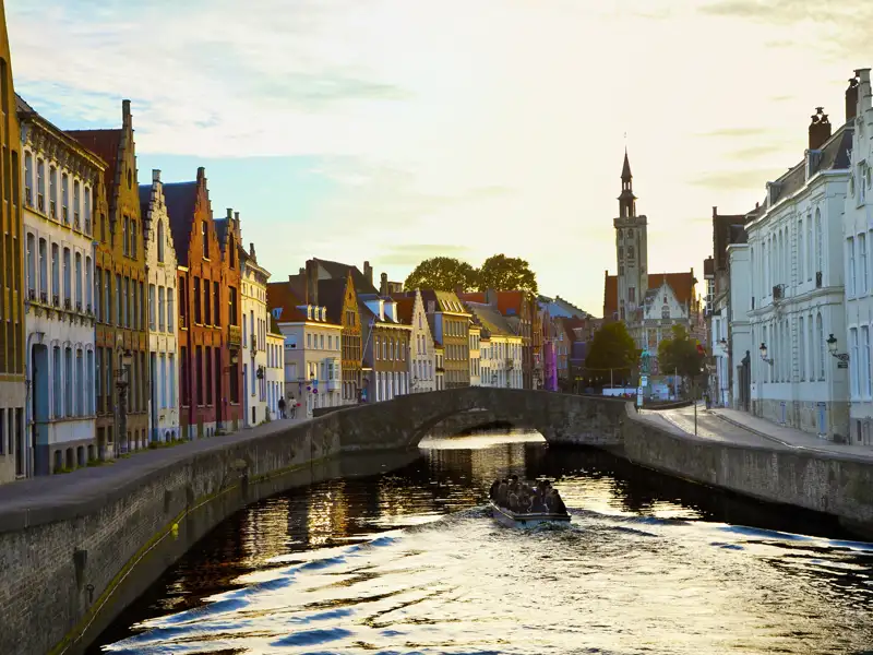 Haben Sie Lust, während Ihrer zehntägigen Studienreise zu den Höhepunkten der Niederlande und Belgiens die Kunststadt Brügge auch einmal aus anderer Perspektive zu entdecken? Dann unternehmen Sie doch eine Grachtenfahrt.