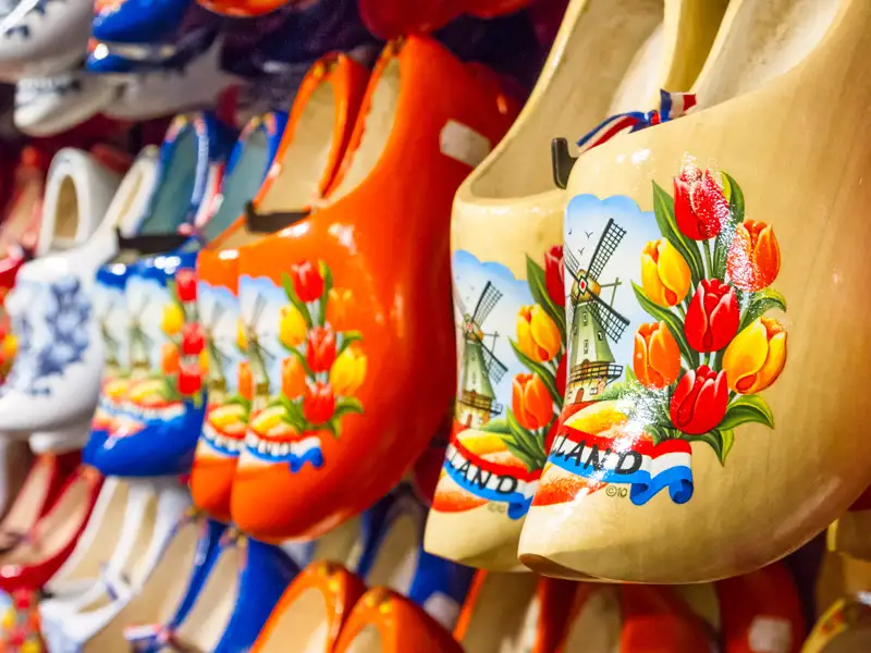 Typisch holländische Holzschuhe - nur noch Souvenirs? Oder werden sie noch getragen? Auf unserer Studienreise gehen wir der Frage nach.