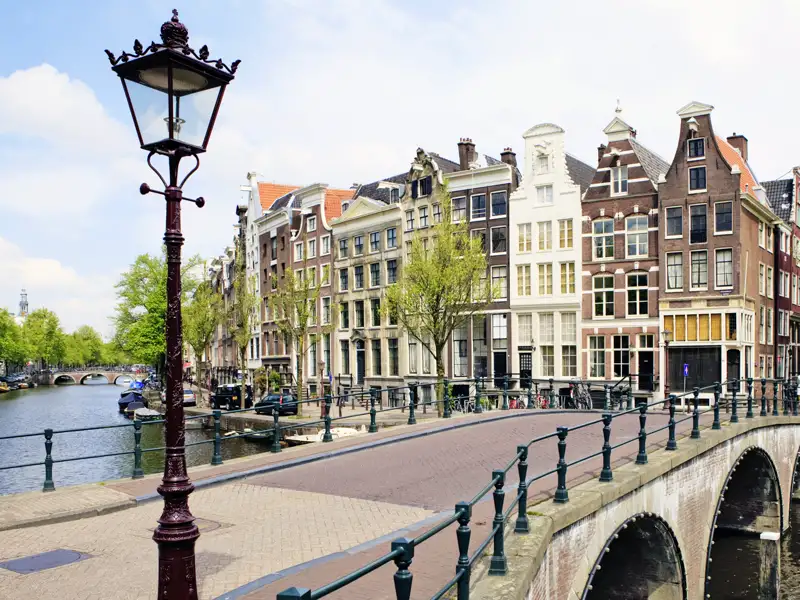Die Grachten in Amsterdam sind ein Symbol der Stadt. Wir erkunden bei unserem Aufenthalt in der Flussmetropole den im 17. Jahrhundert in der Altstadt entstandenen Grachtengürtel bequem per Boot.