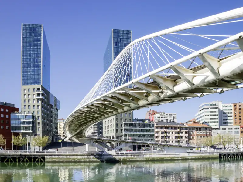 Diese zehntägige Studienreise in Spaniens Norden beginnt in Bilbao - einer Stadt, die einem Architekturmuseum gleicht und die mit Highlights wie dem Guggenheim-Museum oder der futuristischen Zubizuri-Brücke über den Río Nervión begeistert.
