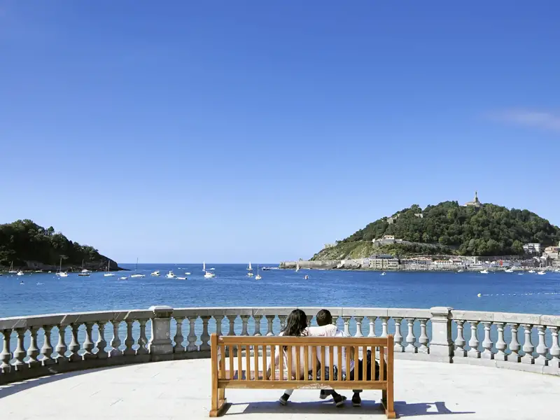 Zum Abschluss unserer zehntägigen Studienreise durch Nordspanien umgarnt uns San Sebastián mit seinem unverwechselbaren Seebad-Charme. Nach einer Stadtrunde mit Atlantikbrise genießen wir vom Monte Igueldo aus den atemberaubenden Blick auf die muschelförmige Bucht La Concha.