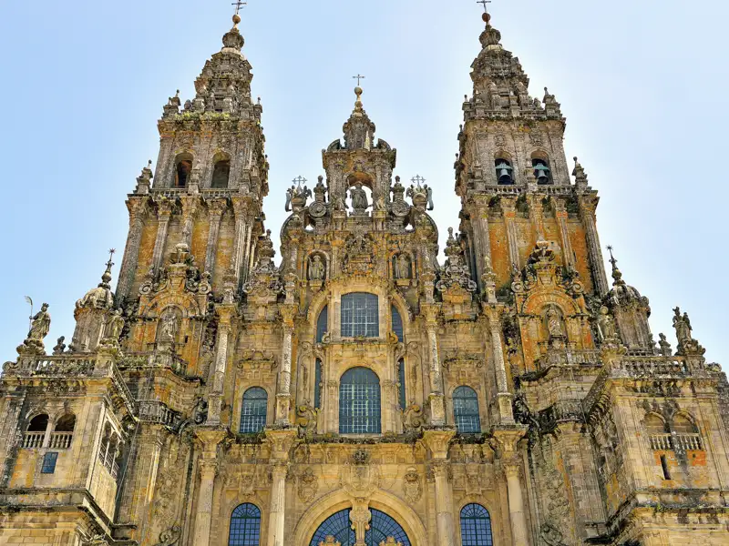Das Sehnsuchtsziel vieler Pilger: die Kathedrale von Santiago de Compostela (UNESCO-Weltkulturerbe). Mit etwas Glück erleben wir auf unserer Studiosus-Reise beim Besuch der Pilgermesse, wie das tonnenschwere Weihrauchfass Botafumeiro durch das Kirchenschiff saust.