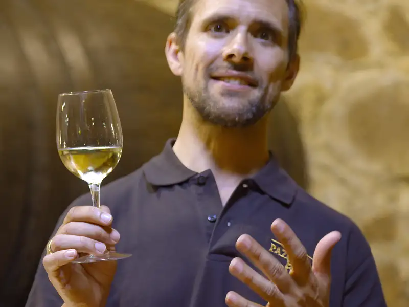 Winzer erläutern uns die Geheimnisse des Weinbaus im frischen Atlantikklima und lassen uns natürlich auch von ihren Weinen probieren.