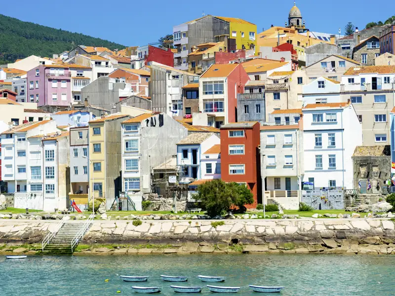 Unsere Rundreise durch Galicien führt uns entlang der wilden Atlantikküste nach A Guarda mit seinen bunten Fischerhäusern. Hoch über dem Meer besuchen wir die Keltensiedlung am Monte de Santa Tecla, in der das reiche keltische Erbe Galiciens lebendig wird.