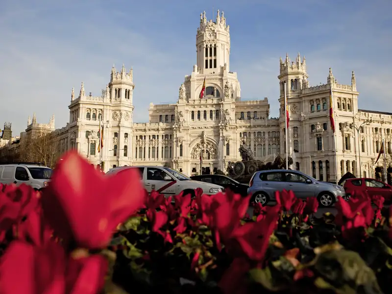 Unsere Studiosus-Rundreise durch Kastilien, das historische Herz Spaniens, beginnt und endet in Madrid – einer lebendigen Metropole, in der Kunst, Kultur und Lebensfreude aufeinandertreffen. Die spanische Hauptstadt begeistert mit weltberühmten Museen, wie dem Prado und einem ganz besonderen Lifestyle, bei dem das Feiern zum Volkssport geworden ist.