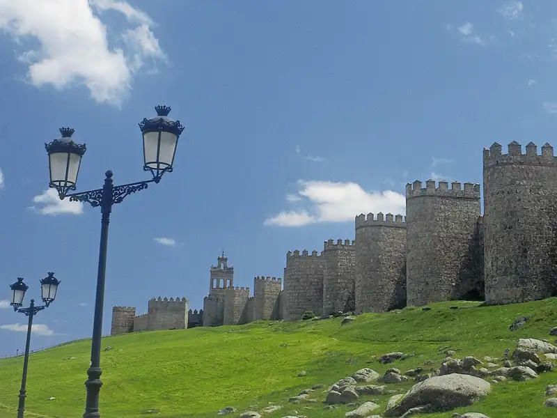 Ein Hingucker schon aus der Ferne auf der Studiosus-Reise durch Kastilien: die imposante Stadtmauer mit 88 Wehrtürmen, die Avila, die Heimatstadt der heiligen Teresa, umgibt. In der Kathedrale (UNESCO-Welterbe) und der Kirche San Vicente erweckt Ihr Reiseleiter eine längst vergangene Welt zum Leben.