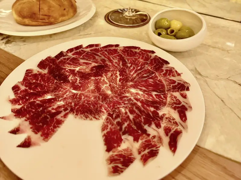 Auf dieser Rundreise durch Kastilien kommen auch die kulinarischen Entdeckungen nicht zu kurz. Häppchenweise können Sie sich wie die Spanier durch die Tapasbars probieren. Zu den Klassikern gehören Ibérico-Schinken und Oliven.