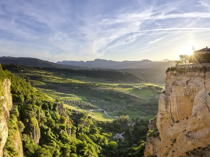 Wir besuchen auf unserer achttägigen Gruppenreise durch Andalusien auch Ronda. Fotogen balancieren die weißen Häuser auf einem Felsplateau über dem Abgrund.