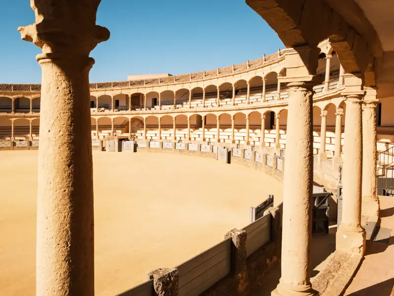 Stierkampfarena von Ronda mit Sandplatz und Sitzreihen über zwei Geschosse
