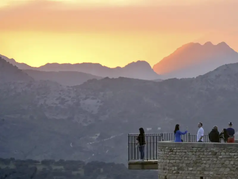 Sonnenuntergang über einer Bergkette von einer Aussichtsplattform bei Ronda aus betrachtet