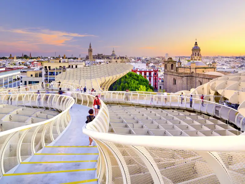 Panoramablick vom Metropol Parasol auf die Sehenswürdigkeiten von Sevilla bei Sonnenuntergang