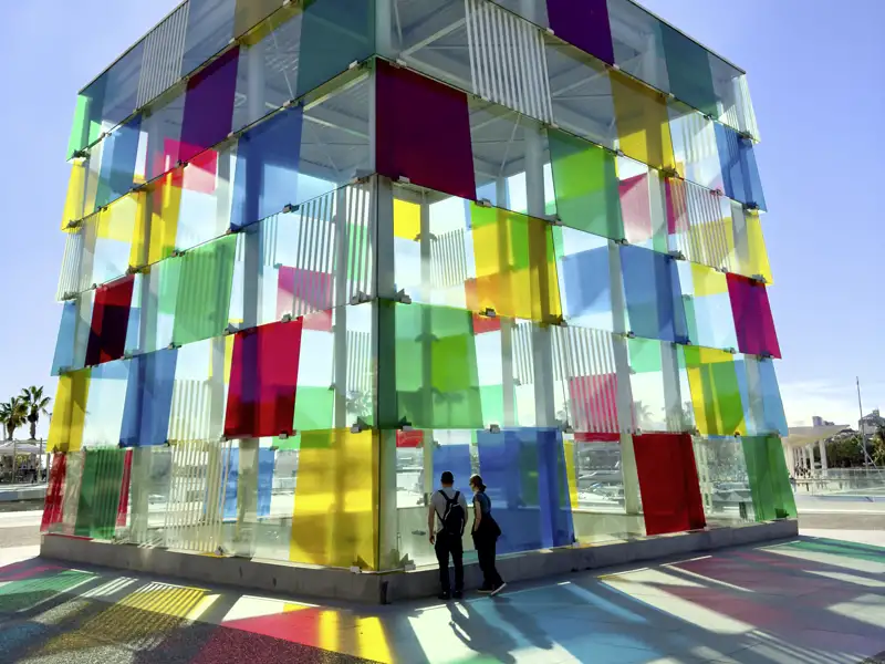 Im Hafen von Málaga, wo sich der Kreis unserer Studienreise nach Andalusien schließt, steht das originelle Gebäude El Cubo, Ableger des Pariser Centre Pompidou mit mehr als 80 Werken großer Künstler.