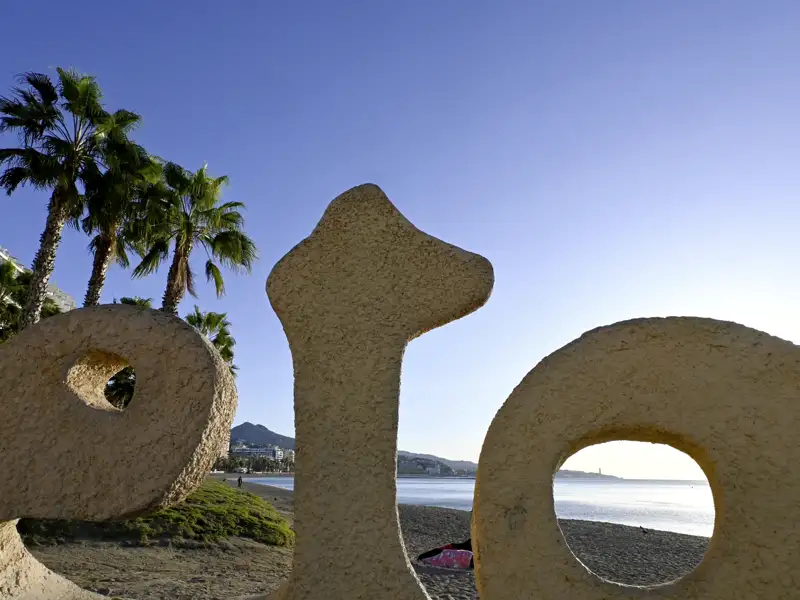 Skulptur am Strand mit Meerblick