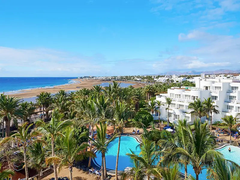 Auf dieser Studiosus-Reise ist auf Lanzarote das komfortable Hotel Hipotels La Geria am Strand von Puerto del Carmen Ausgangspunkt, um die Insel auf Ausflügen zu entdecken.