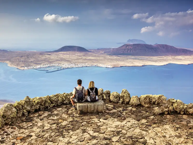 Auf der Studiosus-Reise nach Fuerteventura und Lanzarote entdecken wir Lanzarotes vulkanische Landschaften und César Manriques beeindruckende Naturkunststätten wie den Mirador del Río, von dem aus wir einen herrlichen Blick auf die Nachbarinsel La Graciosa haben.