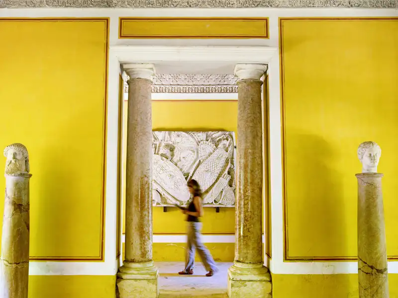 Auf unserer elftägigen Klassik-Studienreise durch Andalusien besuchen wir auch das Museum Casa de Pilatos in Sevilla und seinen Salón Dorado.